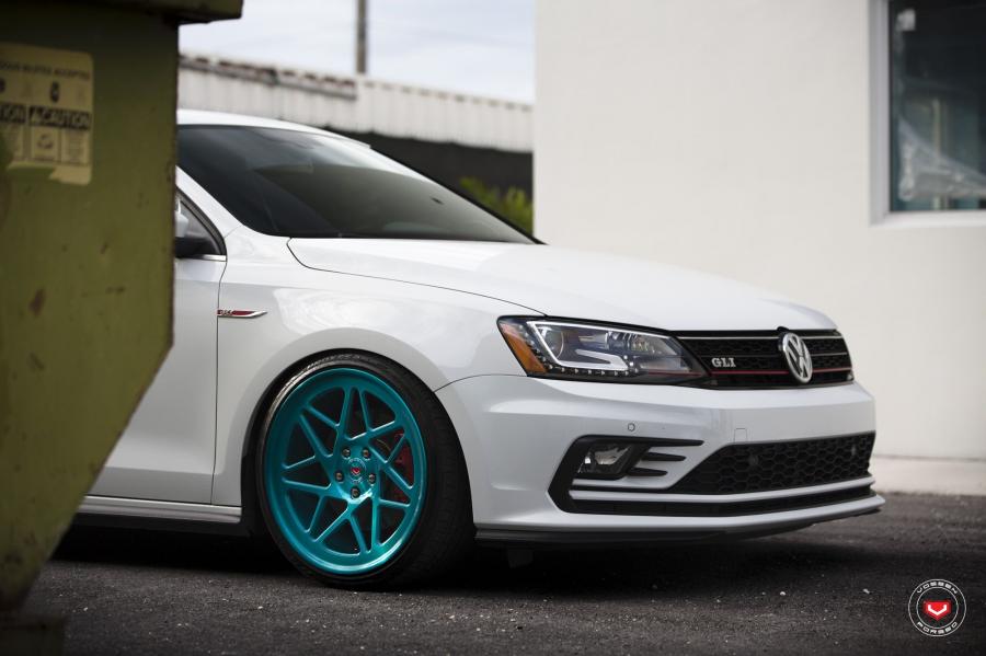 Детали экстерьера Volkswagen Jetta GLI on Vossen Wheels (LC-109T) 2018 года  (фото 4 из 23)